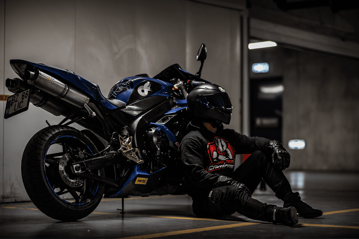 Motociclista ao lado de uma moto esportiva